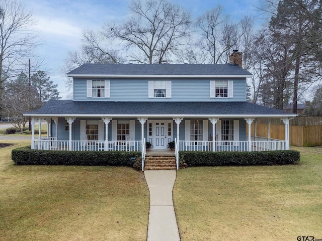 farmhouse inspired home featuring covered porch and a front yard