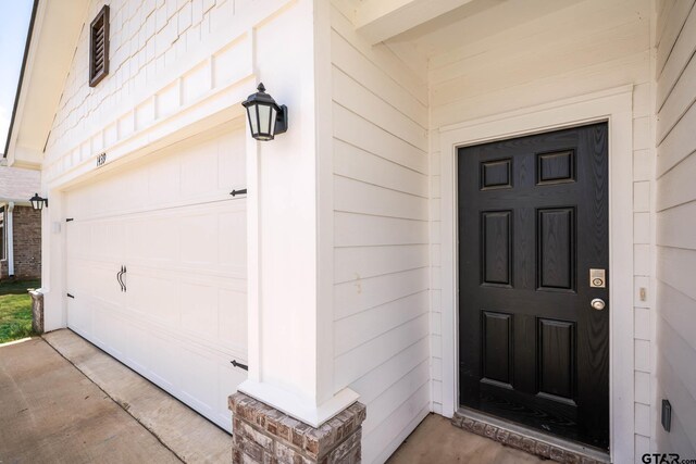 1439 Monterey Dr, Longview, TX 75601 - view of exterior entry featuring a garage