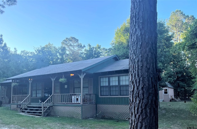 single story home featuring a front yard and a porch