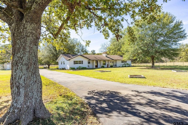 ranch-style house featuring a front yard