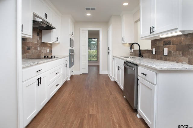 kitchen featuring visible vents, under cabinet range hood, a sink, dark wood finished floors, and stainless steel appliances