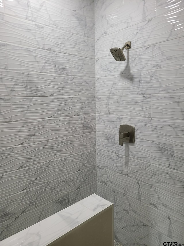 bathroom featuring a tile shower