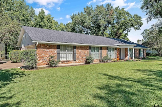 ranch-style home featuring a front lawn