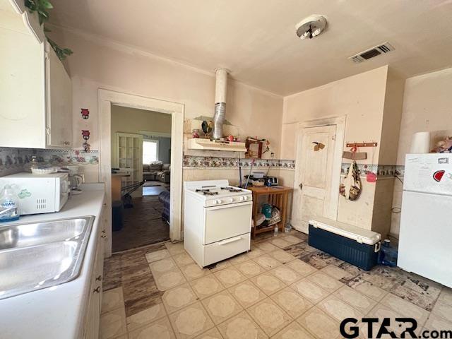 201 W Daingerfield St, Omaha, TX 75571 - photo 7