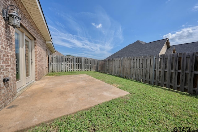 view of yard featuring a patio