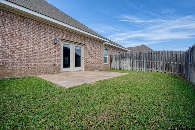 view of yard featuring a patio area