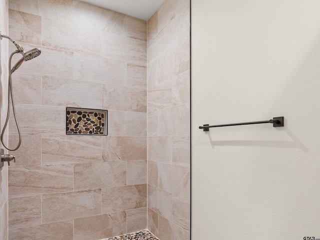 bathroom featuring tiled shower