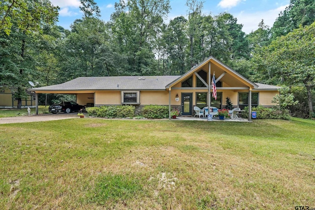 view of front of home featuring driveway, a front lawn, and a carport