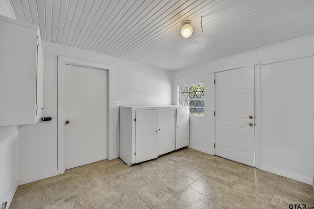 315 E Hubbard St, Lindale, TX 75771 - foyer entrance with wood ceiling