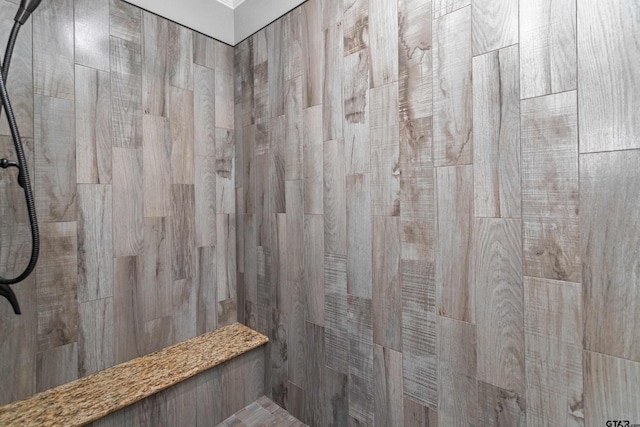 bathroom featuring a tile shower