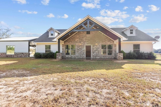 view of front facade featuring a front yard