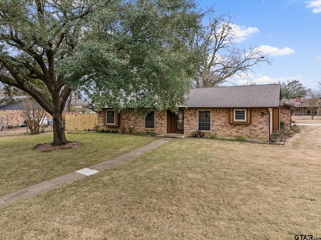 view of front of property featuring a front lawn