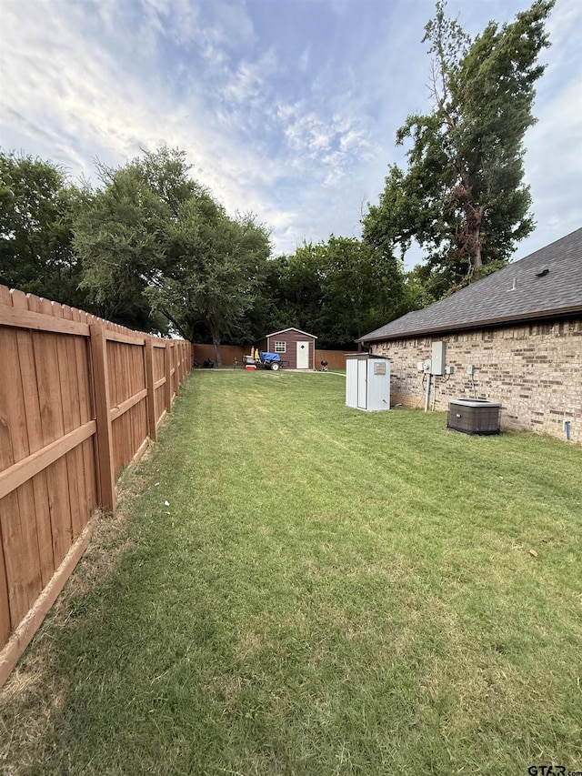 402 E Mims St, Tyler, TX 75702 - view of yard featuring a storage unit