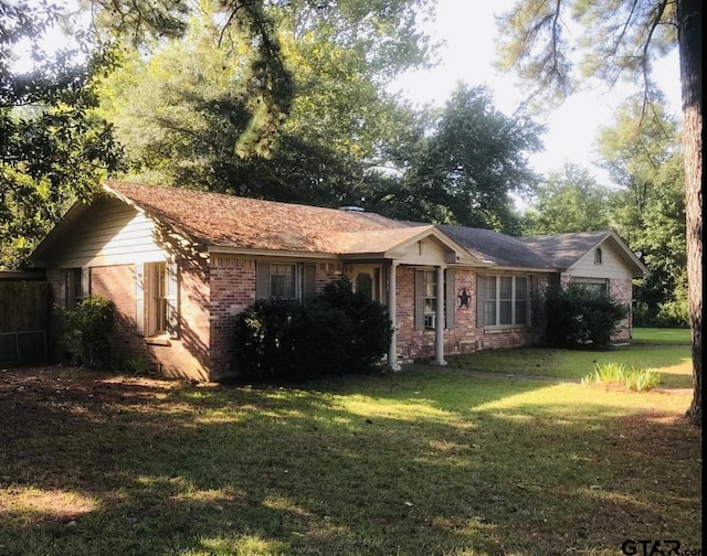 single story home with a front yard