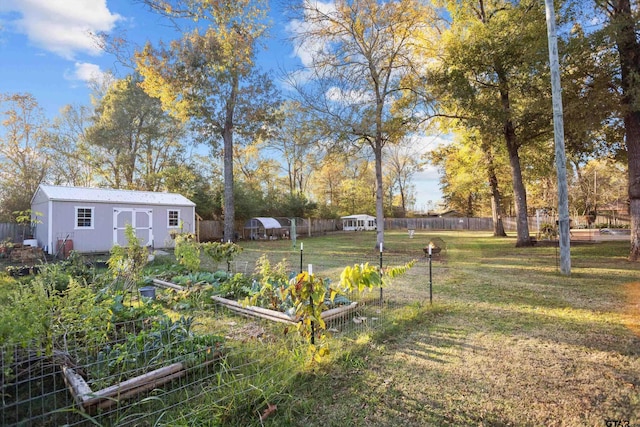 view of yard with an outbuilding