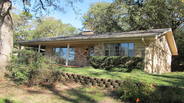 view of front of property with a front yard