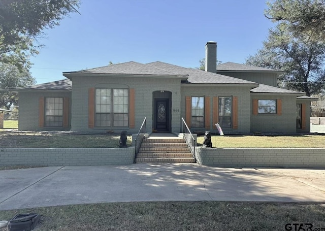 view of front facade with a front lawn