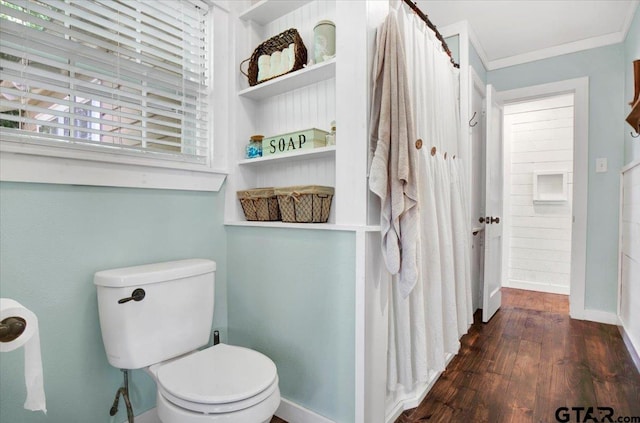 13926 State Highway 64e, Tyler, TX 75707 - bathroom featuring wood finished floors, crown molding, and curtained shower