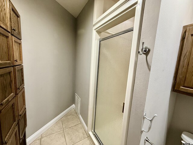 full bath with visible vents, toilet, a shower stall, tile patterned flooring, and baseboards