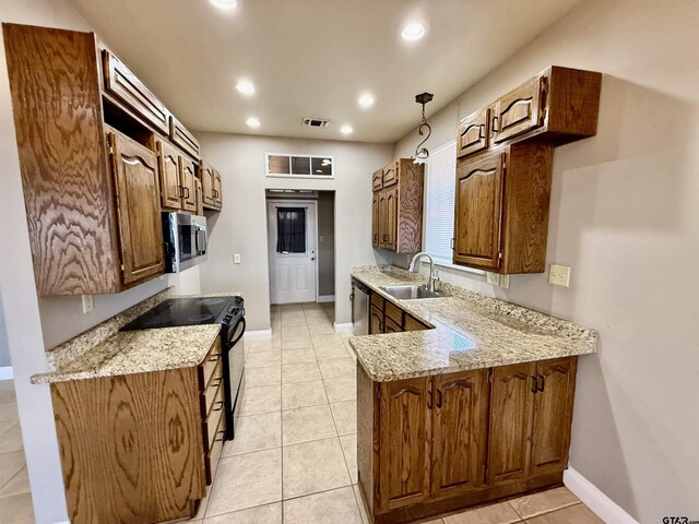 kitchen featuring visible vents, recessed lighting, a peninsula, stainless steel appliances, and a sink