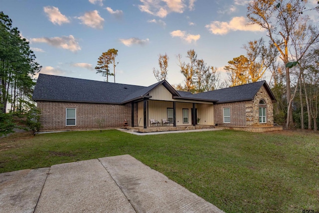 view of front facade featuring a front lawn