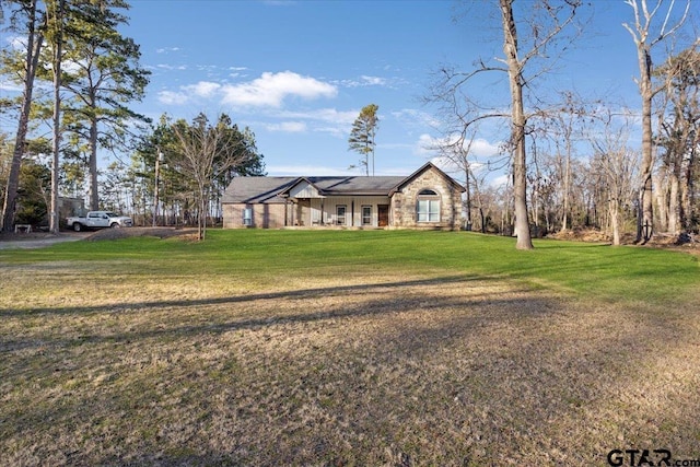 ranch-style house featuring a front yard