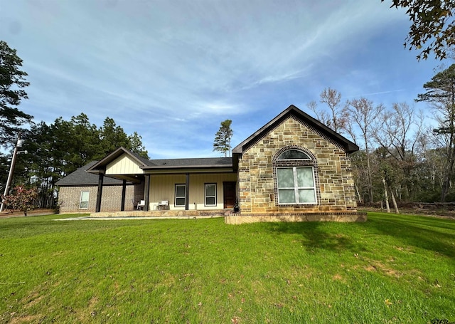 view of front of property featuring a yard