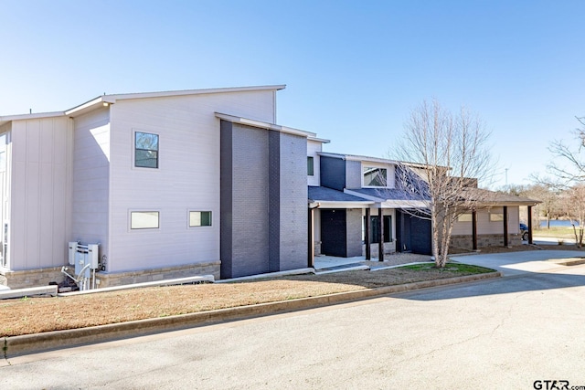 view of front facade with a garage and concrete driveway