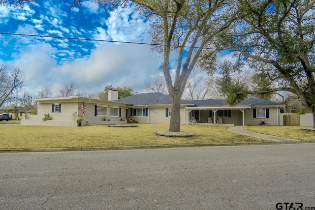 ranch-style house featuring a front yard