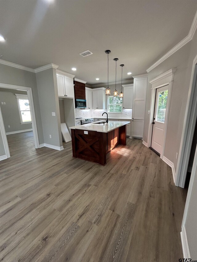 300RODENAVENU 300 Roden Ave, Gladewater, TX 75647 - kitchen featuring a sink, light countertops, appliances with stainless steel finishes, an island with sink, and tasteful backsplash
