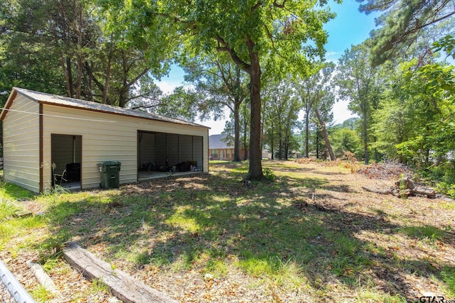 view of yard with an outbuilding