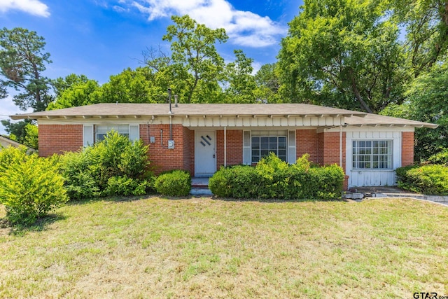 single story home featuring a front lawn