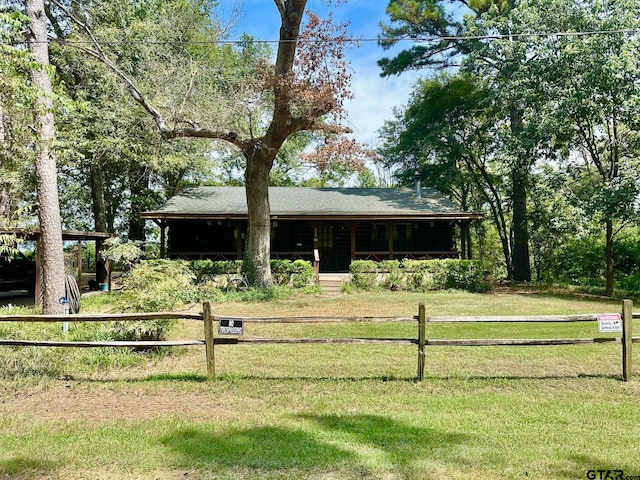 view of front of home featuring a front yard