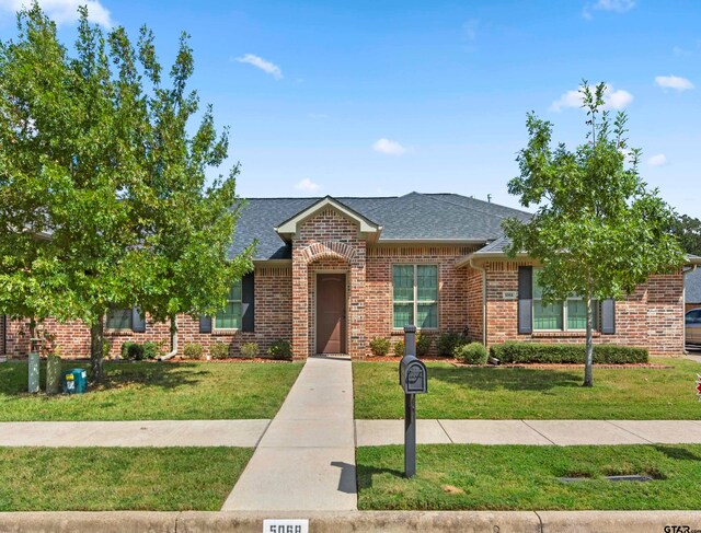 view of front facade featuring a front yard