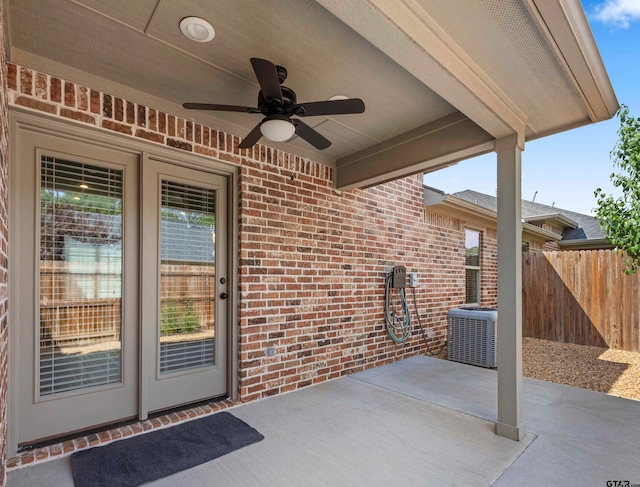 view of patio featuring ceiling fan