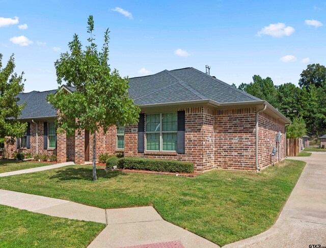 view of front of property with a front yard