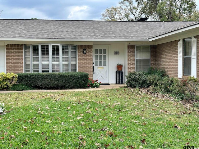 view of front of property featuring a front yard