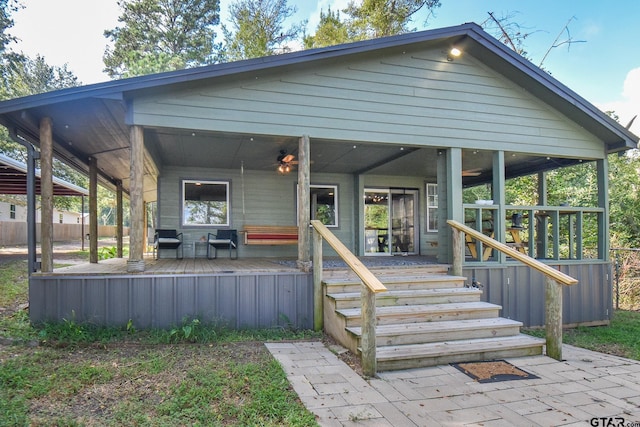 view of front facade featuring ceiling fan