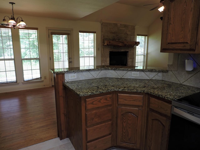 525 Peach Tree Rd, Gun Barrel City, TX 75156 - kitchen featuring a peninsula, ceiling fan, healthy amount of natural light, and lofted ceiling
