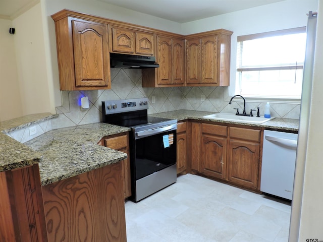 525 Peach Tree Rd, Gun Barrel City, TX 75156 - kitchen with electric stove, under cabinet range hood, white dishwasher, brown cabinets, and backsplash