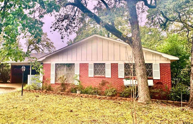 single story home with a front yard