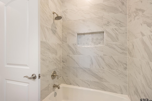 bathroom with tiled shower / bath combo