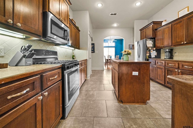 10926 Westhaven Cir, Flint, TX 75762 - kitchen featuring appliances with stainless steel finishes, a kitchen island, backsplash, recessed lighting, and ceiling fan