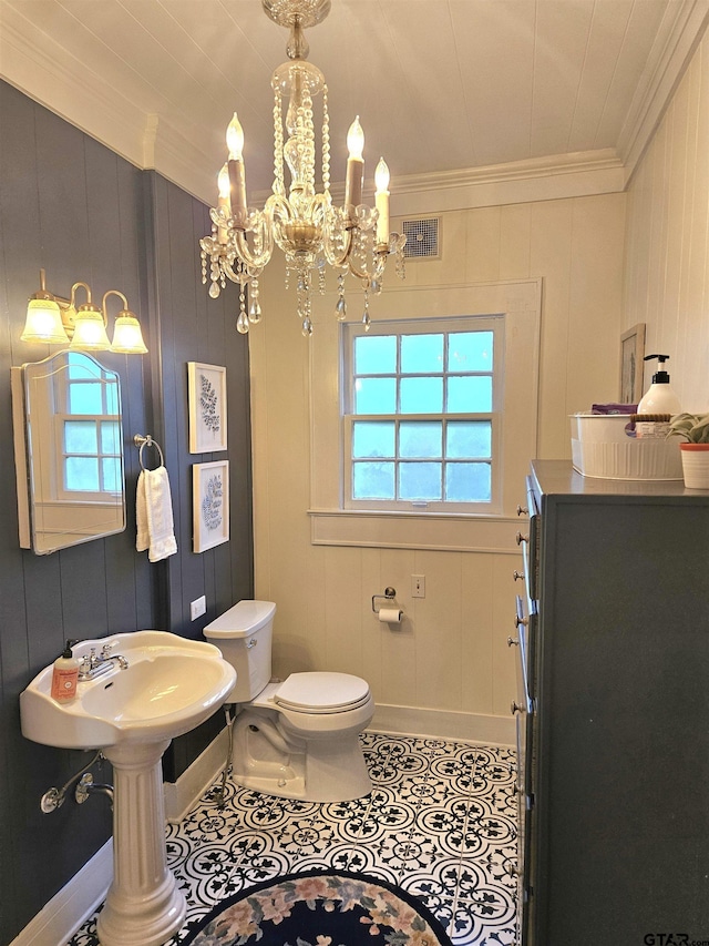 301 W Larissa, Jacksonville, TX 75766 - bathroom featuring crown molding, a chandelier, toilet, and baseboards