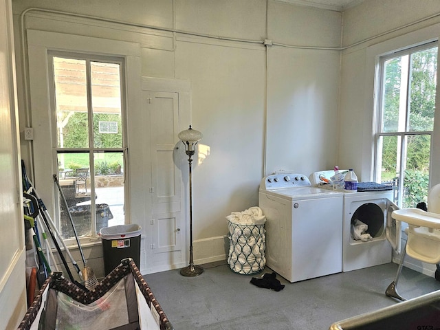 301 W Larissa, Jacksonville, TX 75766 - laundry room with washing machine and dryer