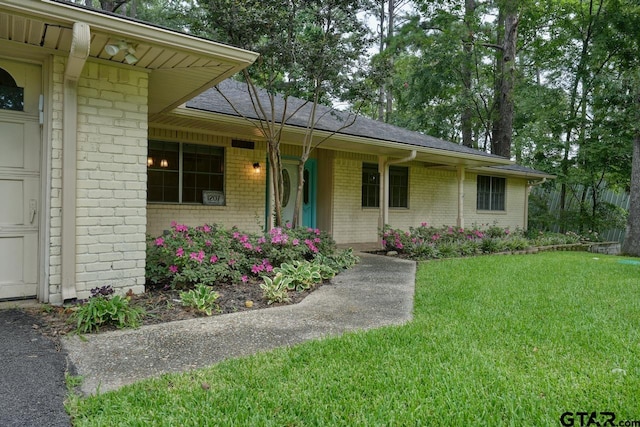 view of front of house featuring a front lawn