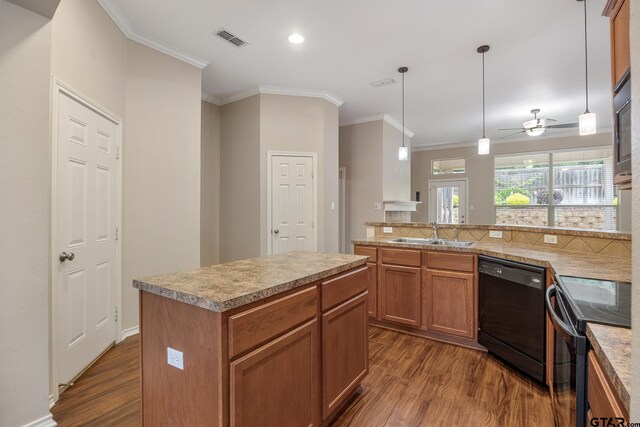 kitchen featuring visible vents, crown molding, dark wood finished floors, a sink, and black appliances