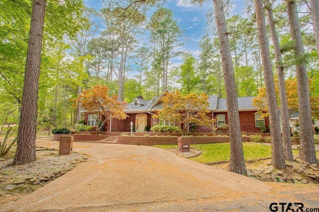 view of front of property featuring driveway