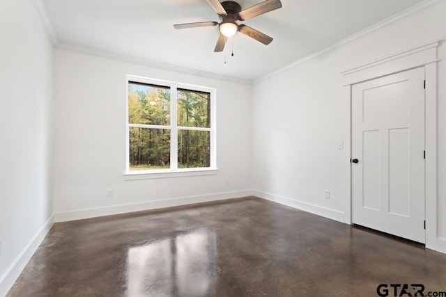 empty room featuring ceiling fan and crown molding