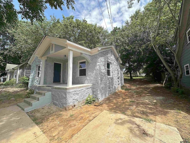 1409 W 3rd St, Tyler, TX 75701 - view of front facade featuring covered porch and stucco siding